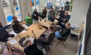 Foto van TrailBlazers collega's op ons kantoor in Weesp die een beslissing nemen volgens Consent besluitvorming. 